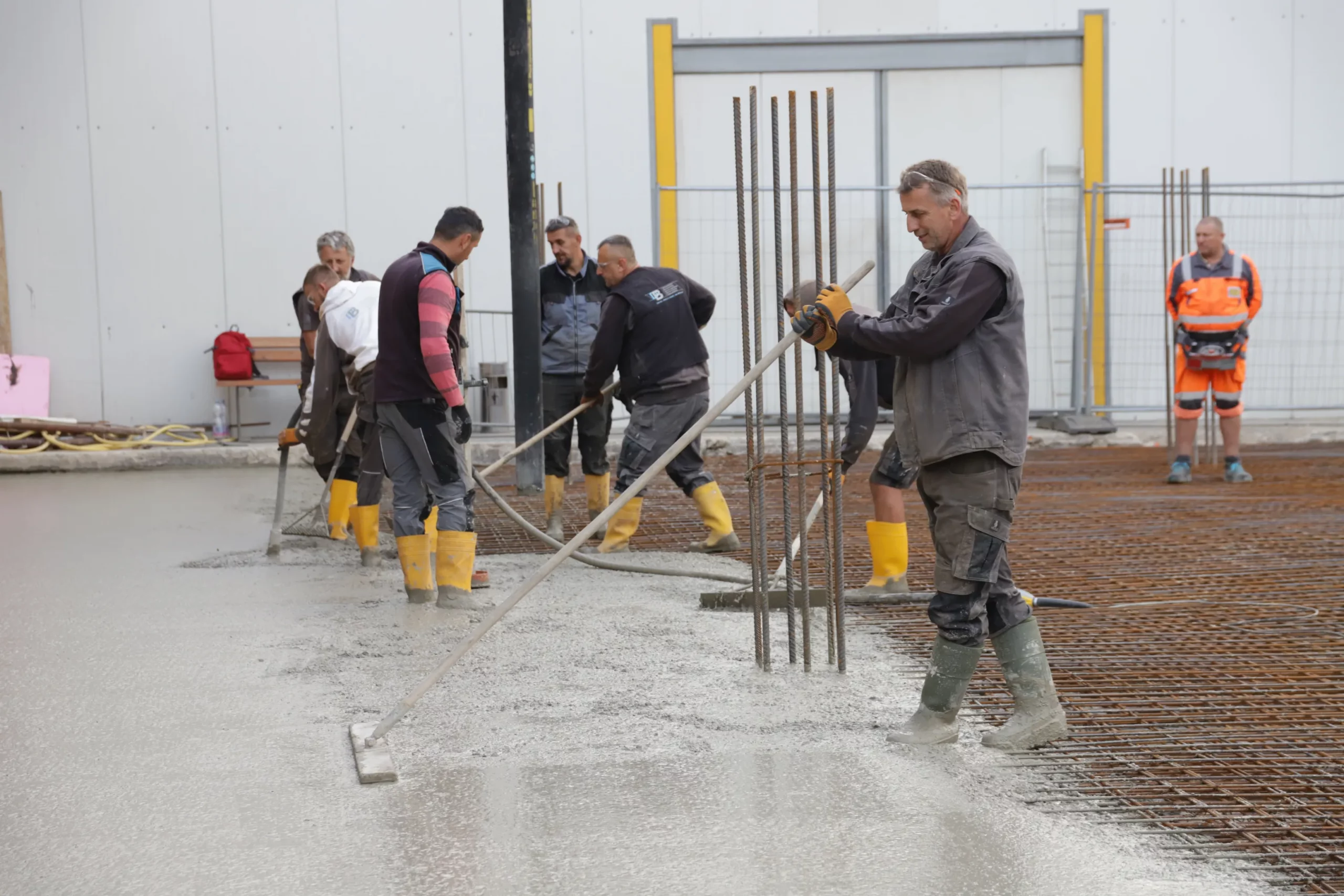 Mehrere Mitarbeiter arbeiten am Fundament